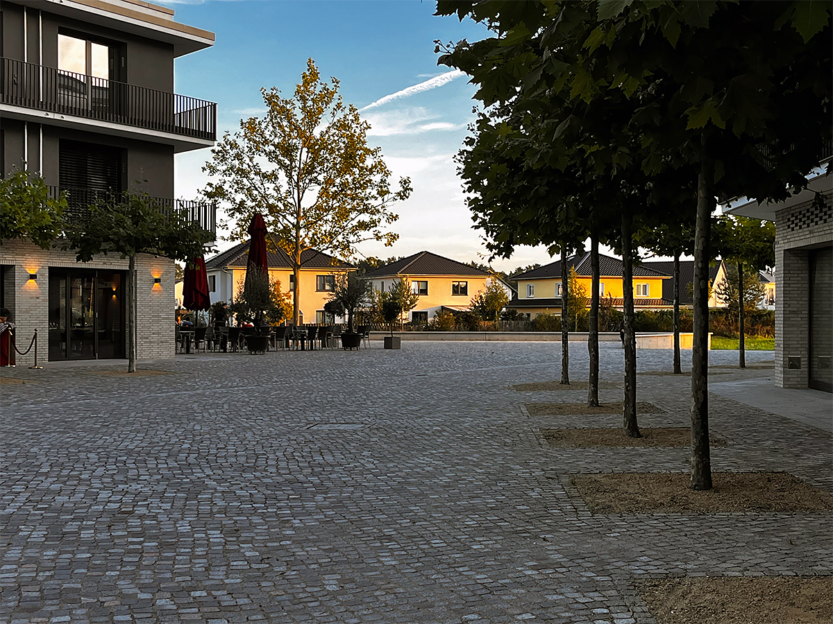 Quartiersplatz mit Platanen Quartiersplatz mit Platanen