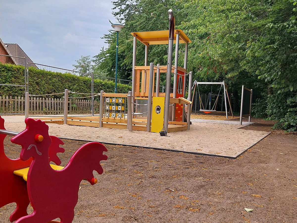 Spielplatz Fröbelweg in Bernau-Schönow umfassend erneuert Spielplatz Fröbelweg in Bernau-Schönow umfassend erneuert