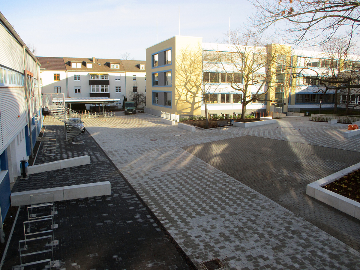 Umbau und Neugestaltung der Außenanlagen an der Theodor-Fontane-Schule in Cottbus Umbau und Neugestaltung der Außenanlagen an der Theodor-Fontane-Schule in Cottbus